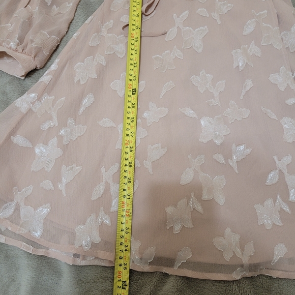 ASTR The Label Champagne Rose wrap mini dress size small - Picture 14 of 16